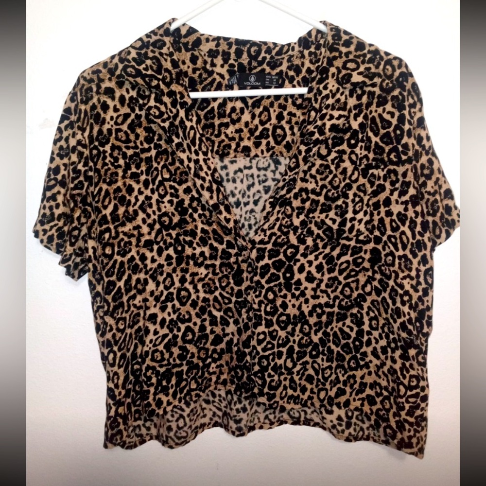 BNWOT Volcom Short Cheetah Button-Up